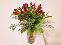 10 Stems Red Fresh Spray Roses in Clear Vase