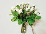 10 White Stems Spray Roses in Clear Vase