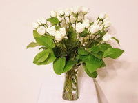 10 White Stems Spray Roses in Clear Vase